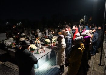 Wieczorny Spacer Pamięci na leżajskim cmentarzu