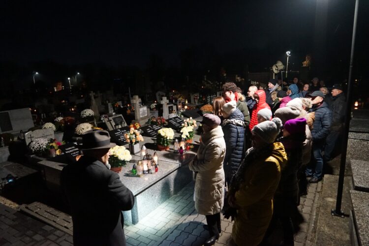 Wieczorny Spacer Pamięci na leżajskim cmentarzu