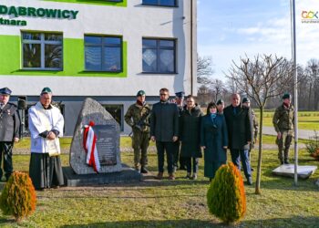 Uroczyste odsłonięcie tablicy pamiątkowej ppor. Jana Totha w Dąbrowicy