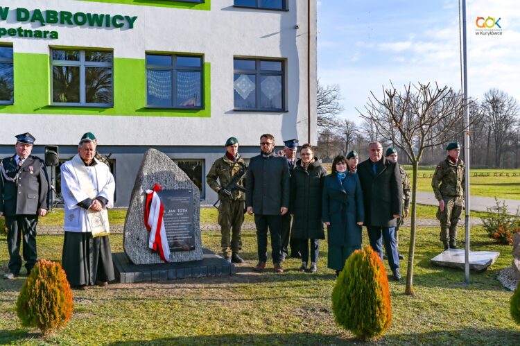 Uroczyste odsłonięcie tablicy pamiątkowej ppor. Jana Totha w Dąbrowicy