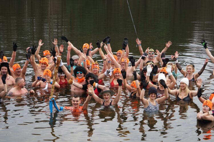 Karnawałowe morsowanie nad Zalewem Floryda. Zimowa atrakcja w Leżajsku