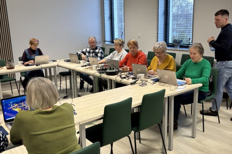 Sobota z seniorami w bibliotece w Giedlarowej