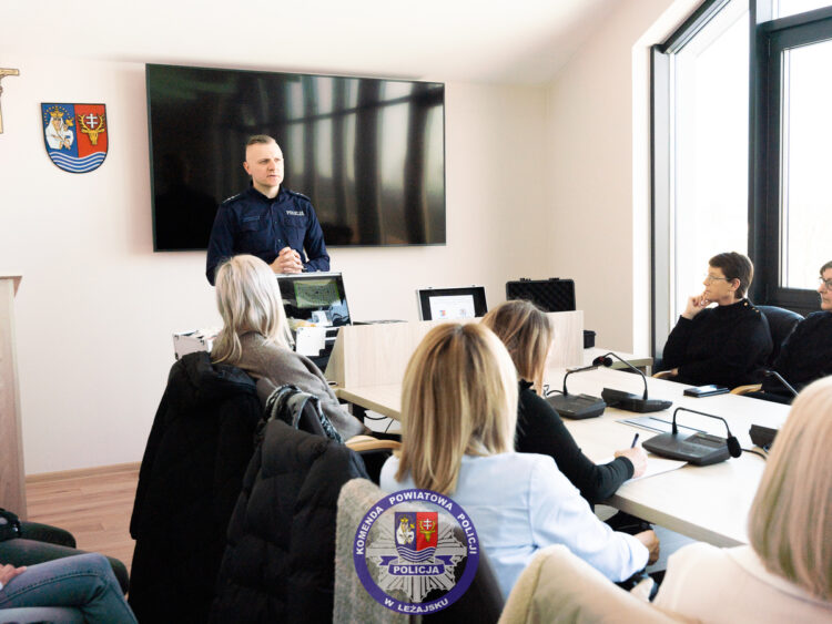 Policjanci przeszkolili realizatorów programu przeciwdziałania przemocy domowej