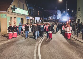 Tłumy wiernych na Drodze Krzyżowej ulicami Leżajska