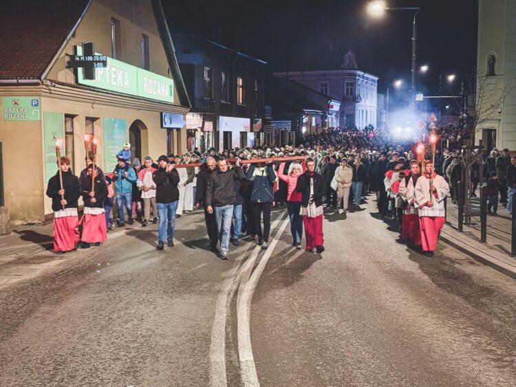 Tłumy wiernych na Drodze Krzyżowej ulicami Leżajska