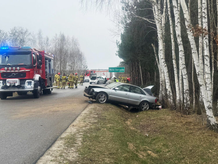 Wypadek w Woli Zarczyckiej. Zderzenie trzech samochodów, dwie osoby w szpitalu