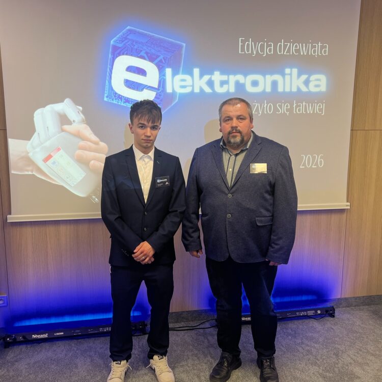 Michał Świerk ze statuetką laureata. Bioproteza dłoni podbiła Politechnikę Śląską