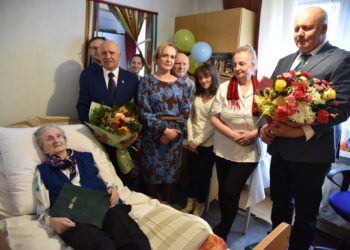 Setne urodziny mieszkanki Nowej Sarzyny. Pani Stefania Wośko świętuje piękny jubileusz