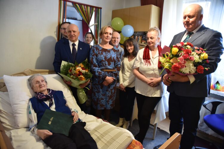 Setne urodziny mieszkanki Nowej Sarzyny. Pani Stefania Wośko świętuje piękny jubileusz