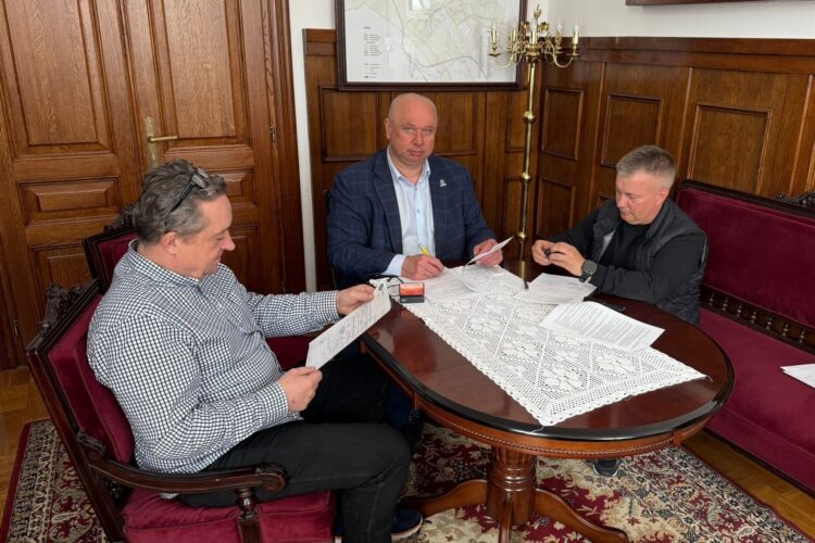 Nowy chodnik przy ulicy Wyspiańskiego. Burmistrz Leżajska podpisał umowę