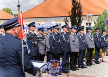 Plenerowy apel i awanse. Policjanci z Leżajska uczcili swoje święto [ZDJĘCIA]