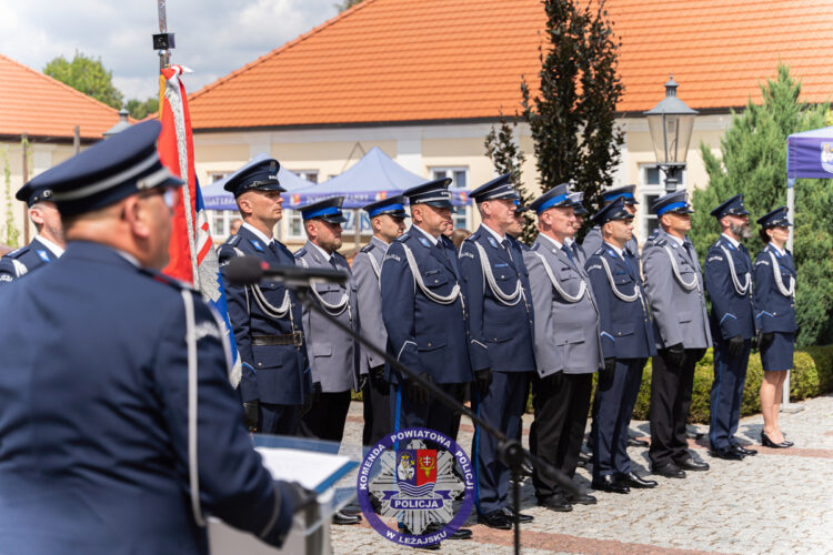 Plenerowy apel i awanse. Policjanci z Leżajska uczcili swoje święto [ZDJĘCIA]