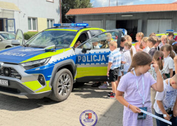 Młodzi detektywi w leżajskiej komendzie. Edukacyjna wizyta uczestników półkolonii