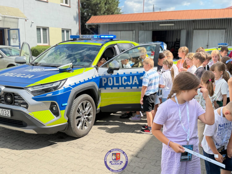 Młodzi detektywi w leżajskiej komendzie. Edukacyjna wizyta uczestników półkolonii