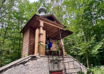 Trwa remont zabytkowej kapliczki myśliwskiej „Podkudłacz”. Leśnicy apelują o stare fotografie