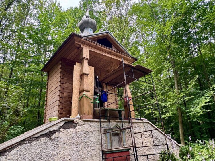Trwa remont zabytkowej kapliczki myśliwskiej „Podkudłacz”. Leśnicy apelują o stare fotografie