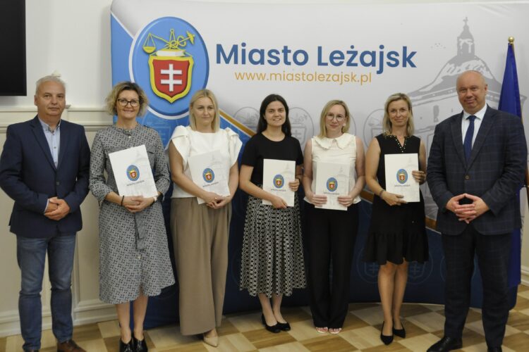 Burmistrz Leżajska wręczył akty nadania stopnia nauczyciela mianowanego