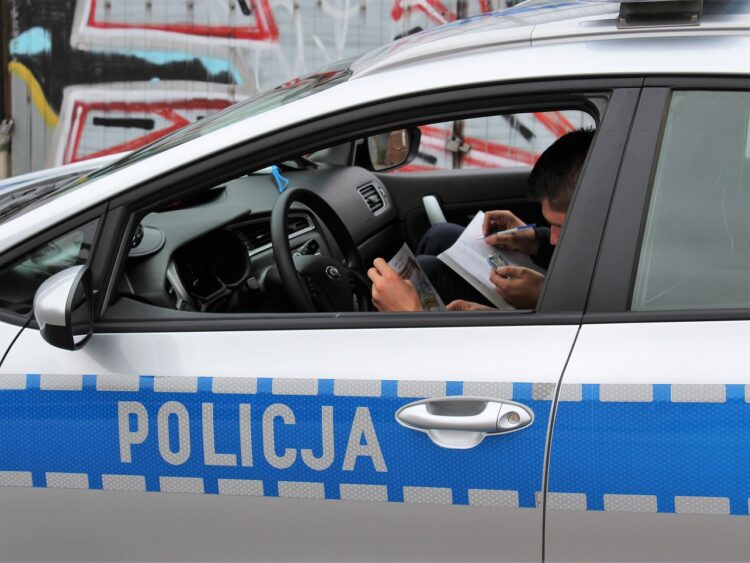 Nastolatki na hulajnogach bez kasków w Ożannie. Policja ukarała rodziców mandatami