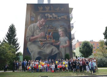 Tradycja leżajskiego zabawkarstwa uwieczniona na muralu [ZDJĘCIA]