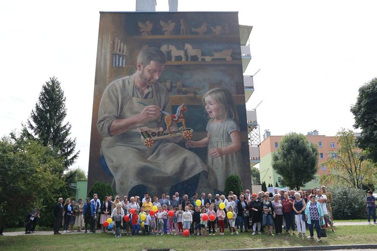 Tradycja leżajskiego zabawkarstwa uwieczniona na muralu [ZDJĘCIA]