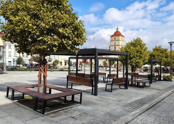 Pergole, ławki i zieleń. Leżajski Rynek zyskuje strefę wypoczynku
