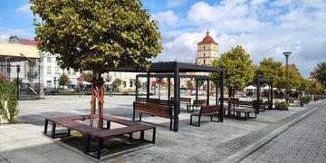 Pergole, ławki i zieleń. Leżajski Rynek zyskuje strefę wypoczynku