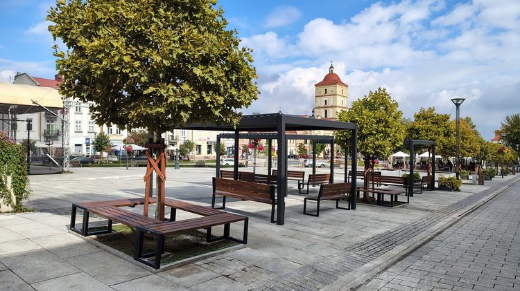 Pergole, ławki i zieleń. Leżajski Rynek zyskuje strefę wypoczynku