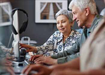 Darmowe zajęcia dla seniorów z Leżajska w ramach projektu Cyber(REAL)Senior