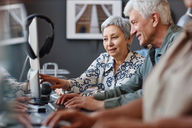 Darmowe zajęcia dla seniorów z Leżajska w ramach projektu Cyber(REAL)Senior