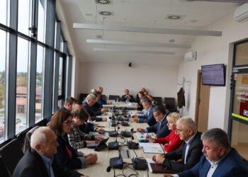 XXXIII Sesja Rady Powiatu Leżajskiego: Bezpieczeństwo, majątek i dyskusja o drogach