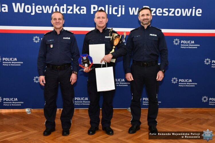 Sukces leżajskiego policjanta. Tomasz Marut najlepszym dyżurnym na Podkarpaciu