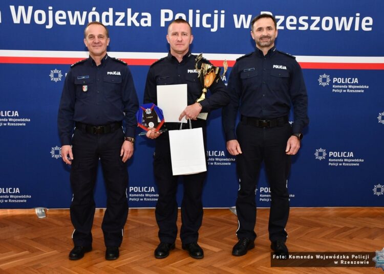 Sukces leżajskiego policjanta. Tomasz Marut najlepszym dyżurnym na Podkarpaciu